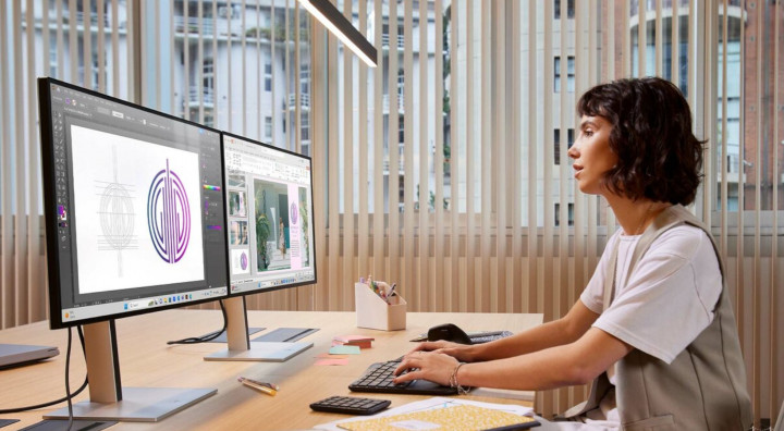 Monitor HP S7 Pro 8J9E6UT w biurze