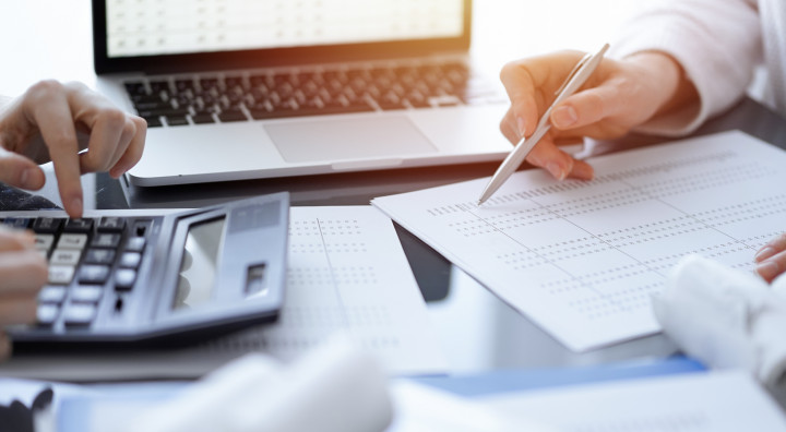  Stanowisko pracy dla księgowości – sprzęt, monitory, bezpieczeństwo 5