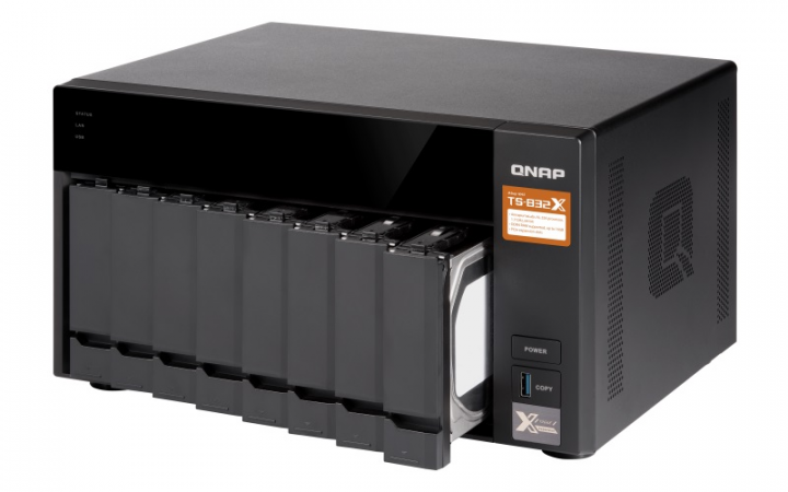 Serwer NAS QNAP TS-832X - widok frontu prawej strony