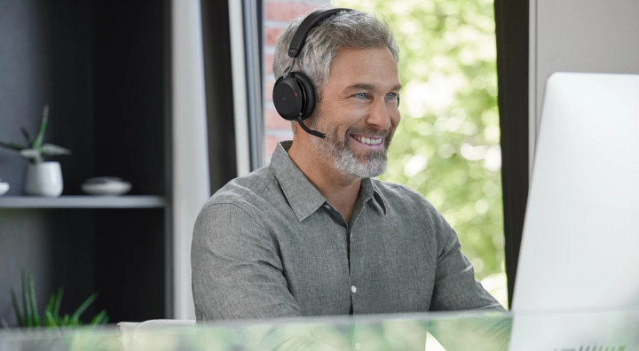  Technologie audio w biurze – kiedy mikrofon i słuchawki robią różnicę 3