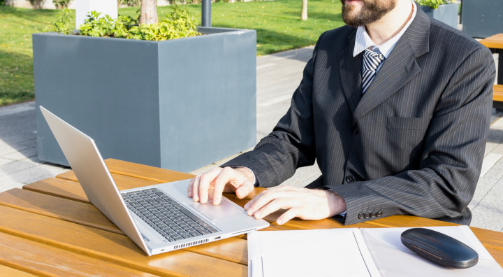 Laptop biznesowy do pracy… i do grania? Fakty i mity