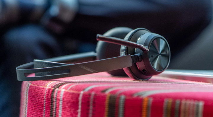  Technologie audio w biurze – kiedy mikrofon i słuchawki robią różnicę