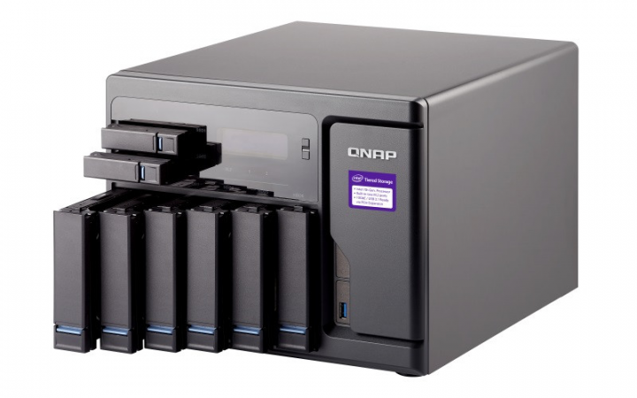 Serwer NAS QNAP TVS-882-i5-16G - widok frontu prawej strony