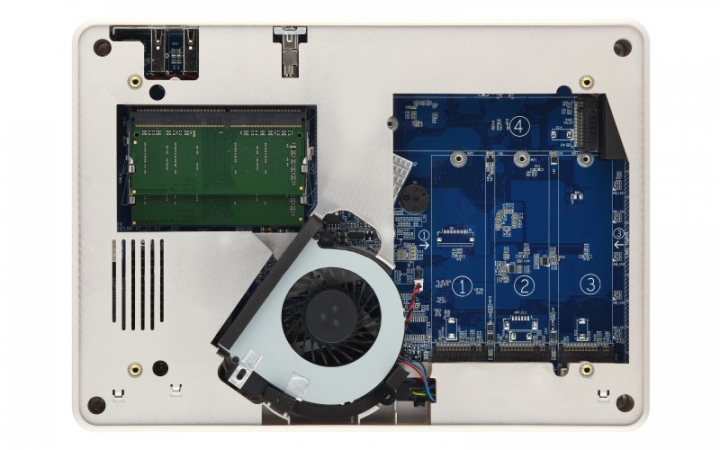 Serwer NAS QNAP TBS-453DX-8G - widok środka