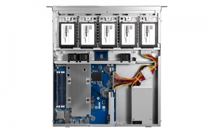 Serwer NAS QNAP TS-977XU-1200 - widok środka