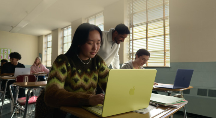 MacBook i ekosystem Apple w pracy 5