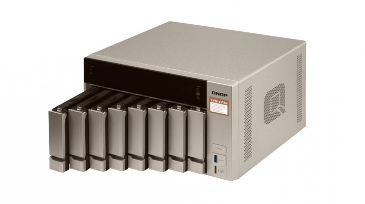 Serwer NAS QNAP TVS-873e-4G - widok frontu prawej strony
