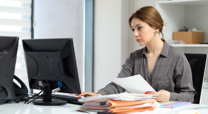  Stanowisko pracy dla księgowości – sprzęt, monitory, bezpieczeństwo 2