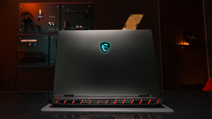 MSI Raider 18 HX AI A2XW 2
