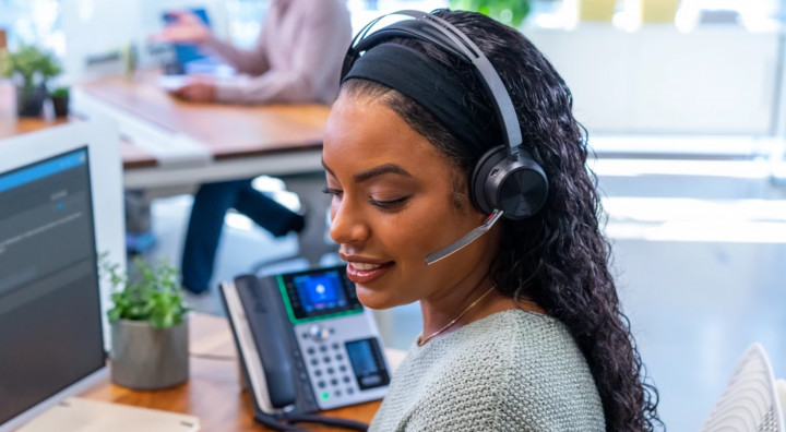  Technologie audio w biurze – kiedy mikrofon i słuchawki robią różnicę 4