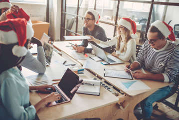 Świąteczne biuro marzeń – sprzęt, który doda klimatu i efektywności mini