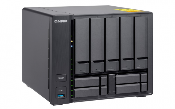 Serwer NAS QNAP TS-932X - widok frontu lewej strony