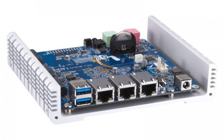 MiniSerwer dla rozwiązań IoT Qnap QBoat Sunny - widok frontu v2 lewej strony