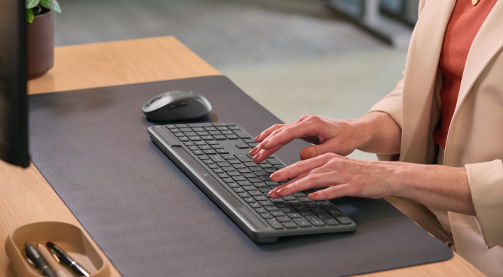 Odkryj Logitech Signature Slim Solar 4