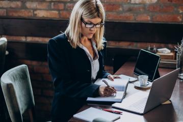  Stanowisko pracy dla księgowości – sprzęt, monitory, bezpieczeństwo mini